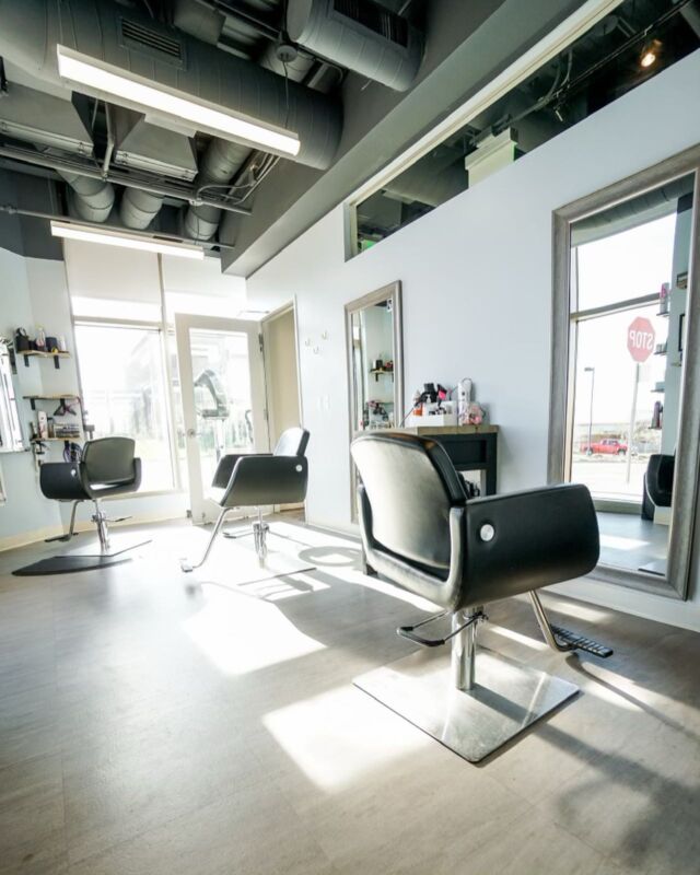 If you want DOUBLE the fun when starting your own business, consider getting a double with your bestie! 
Take a swipe through to see some double studios and Indies who work together!  Tell us the best part of working with your BFF in the comments! ⬇️
And for a tour with your bestie, send us a DM!
.
.
.
#salonsuites #indiesalons #bouldersalon #lonetreesalon #denversalon #cherrycreeksalon